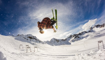 九游体育网站-球迷自发组织为球队送行展现深厚情感，自发组织的足球赛